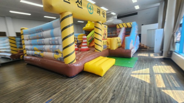만월종합사회복지관 공사장 세트 에어바운스 설치 현장 1